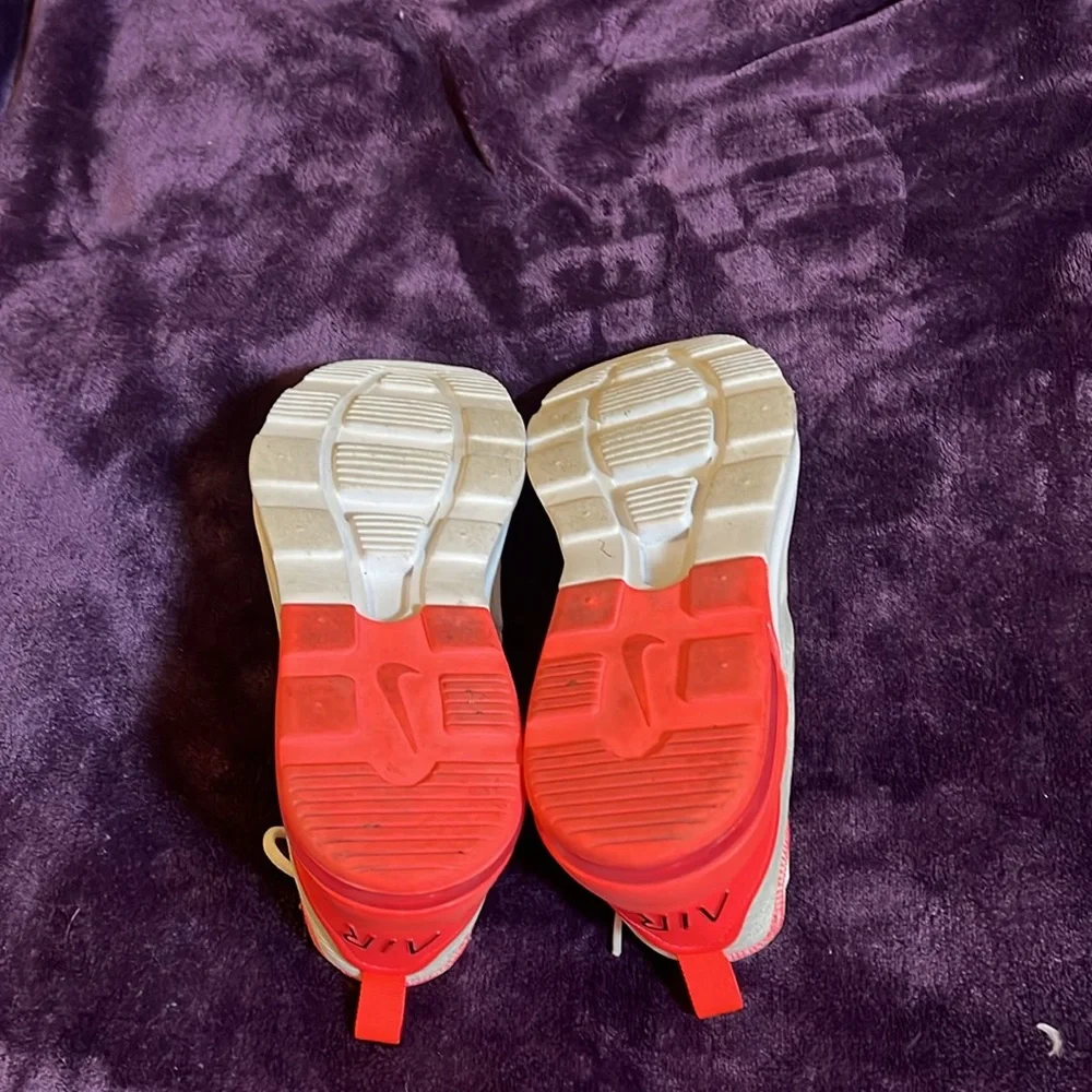Nike Air Max Motion 2 Women’s 7.5 White Flash Crimson Sneakers AO0352-108